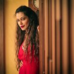 Payal Rohatgi Instagram - कांग्रिस के नेता की आत्महत्या की ख़बर में पढ़ रही थी और ये पढ़कर मुझे बहुत ज़्यादा दुख हुआ क्योंकि इस आदमी ने कहा है अपने audio recording में अगर ये audio recording असली है कि कैसे उसे झूठे cases में फंसाकर Akali Dal के लोग परेशान कर रहे थे कुछ सालों से। उसने यह भी कहा कि कांग्रिस की Sarkar होने के बावजूद उसकी किसी ने मदद नहीं करी और इसलिए वो ये क़दम उठा रहा था। अब इस बात में कितनी सच्चाई है ये तो छानबीन बताएगी मगर मुझे एक बात पता है कि Bharat के अंदर नक़ली cases डालने का रिवाज़ है और ये जो रिवाज़ है नक़ली cases डालने का भ्रष्टाचार को छुपाने के लिए और निजी दुश्मनी को settle करने के लिए हैं। #payalrohatgi