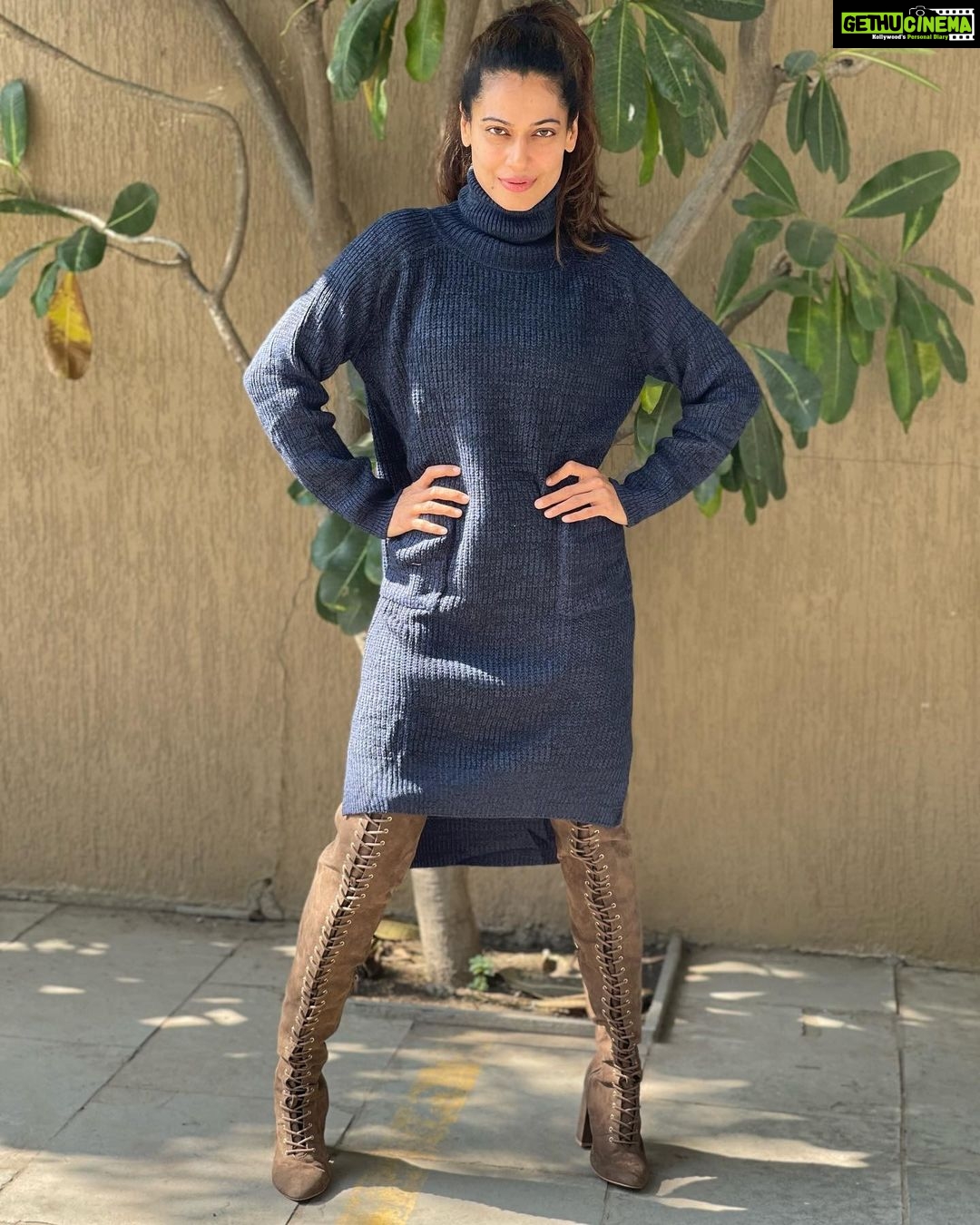 Payal Rohatgi Instagram - अगर कोई वकील आपसे पैसे लेने के बाद ग़ायब हो जाता है तो आप उसके ख़िलाफ़ online complaint कर सकते हैं bar council में। साथ साथ में कुछ क़ानून हैं जिनका इस्तेमाल इस्तेमाल करके आप court में पेश होने से exemption ले सकते हैं। क़ानून है section 205 और 317, CRPC 1973 का। Celebrity जब ग़लत case में फँसाया जाता है तब इन ग़लत cases की सुनवाई में उनको उन सब जगह पहुँचना पड़ता है जिसकी वजह से आने जाने का ख़र्चा होता है, वहाँ पर रहने का ख़र्चा होता है जो सब बहुत ज़्यादा सरदर्दी वाला मामला है। Exemption लेनी पढ़ती है उन cases में जो cases जानबूझ कर लगाए जाते हैं आपको तक़लीफ देने के लिए। Amit Shah जी ने कुछ दिन पहले पूछा था कि उन्हें जानना है कि CRPC और IPC में कौन कौन से sections को रखना है या कुछ बदलाव लाने हैं तो उनको तो मैं सिर्फ़ इतना ही कहना चाहती क्या आप हमें बुला लीजिए हम आपको बता देते हैं कि क्या बदलाव लाने हैं कौन से sections के अंदर 🙏