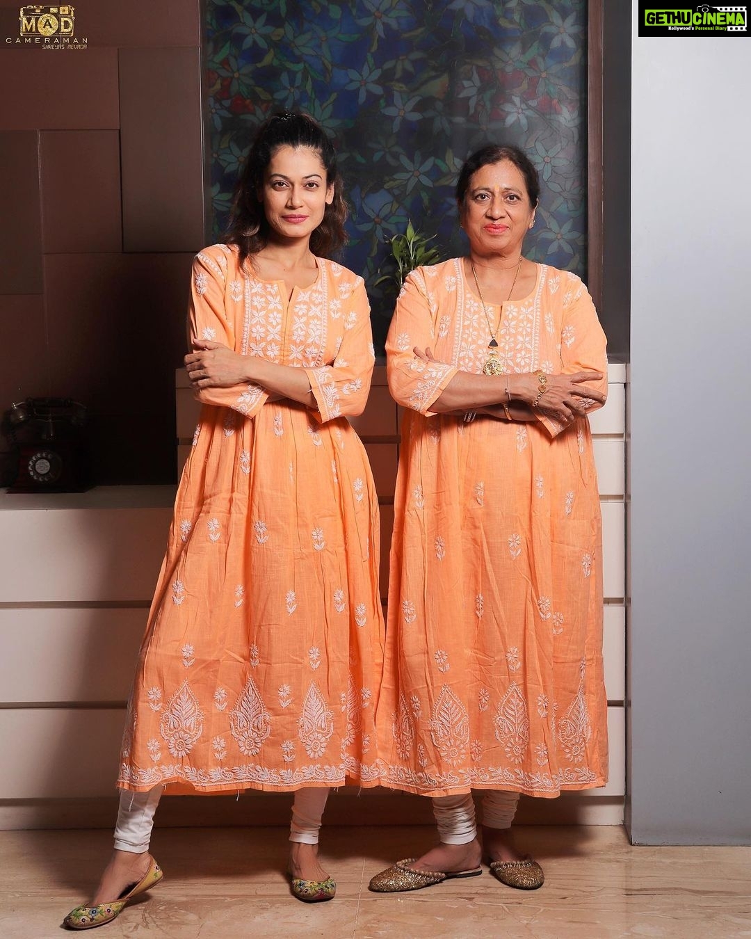 Payal Rohatgi Instagram - हम सब को पता है कि Manmohan Singh इस वजह से प्रचलित थे कि वो कुछ बोलते नहीं थे और दूसरी ओर Modi जी जाने जाते हैं अपने भाषणों की वजह से। मुझे लगा हम लोकतंत्र में है, हम अपने विचार रख सकते हैं क्योंकि हमारे प्रधानमंत्री विचारों की क़दर करते हैं परंतु जिस प्रकार से इस देश के अंदर विचार रखने पर लोगों के ऊपर FIR दर्ज हो जाती है मुझे लगता है कहीं ना कहीं मैं ग़लत थी। तो आज बात करते हैं कि भारत के अंदर क्या illegal है और क्या legal ? Illegal बातें करे तो गुजरात में तो दारु पीना भी illegal है मगर उसके बावजूद आप देखेंगे कि गुजरात में दारू बिकता है और लोग दारू पीते हैं। गुजरात महात्मा ज़ी का प्रदेश है मगर उसके बावजूद गांधीजी के प्रदेश के अंदर दारू बिकता है। आपने देखा महाराष्ट्र के अंदर कंगना का ऑफ़िस जो illegal था BMC के अनुसार उसे तोड़ दिया गया आज की तारीख़ में। BMC क्या रोड के ऊपर बने हुए illegal construction को तोड़ सकती है ??? नहीं 🙏 पूरे महाराष्ट्र में गुजरात में अनगिनत illegal कंस्ट्रक्शंस, illegal सोसाइटी, illegal बिल्डिंग हैं और उसके बारे में हम कुछ नहीं कर सकते हैं । Raj Kundra ने जो illegal porn shoot किया वो ग़लत है परंतु फिर क्या आप को नहीं पता कि भारत में अनगिनत लोग porn shoot करते है ? भारत के अंदर विदेश की porn star Sunny का रुतबा देख देशी लड़कियाँ भी सोचने लगी की अच्छा business है यह 😳 इसमें क़सूर किसका है ??? Ekta Kapoor का ? Mahesh Bhatt का ? Colors का ? जो sunny aunty को देश में लाए ??? Illegal भारत में बहुत कुछ है 🙏 #payalrohatgi