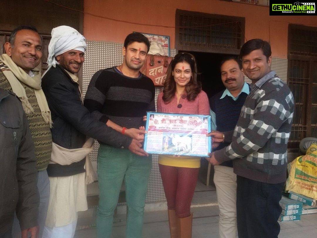 Payal Rohatgi Instagram - हम देख रहे क्या कैसे right wing activist Farhan Akhtar की film तूफ़ान के बारे में ग़लत लिख रहे हैं क्योंकि उनके अनुसार ये film LoveJihad का प्रचार करती है। इस film के अंदर जो काम करने वाले अभिनेता है वो BJP के नेता Paresh Rawal जी है। अब BJP की दूसरी नेता Hema Malini जी की बेटी फ़िल्म में दिखाई दी जा रही है जो web series है और इसमें वो भी दूसरे मुस्लिम धर्म का प्रचार करती हुई दिखाई दी जा रही है। फिर वो film को निशाना क्यों नहीं बना रहे right wing activist ?? मैं अपना stand बदल रही हूँ कि Bharat के अंदर हमें आज़ादी है कुछ भी बनाने की, हमें आज़ादी है वो चीज़ को देखने की या ना देखने की इसलिए अगर आप Farhan Akhtar की फ़िल्म को निशाना बना रहे हैं ये कहकर कि वो LoveJihad का प्रचार करता है तो फिर आप Hema Malini की beti ke film को निशाना क्यों नहीं बना रहे ? #payalrohatgi