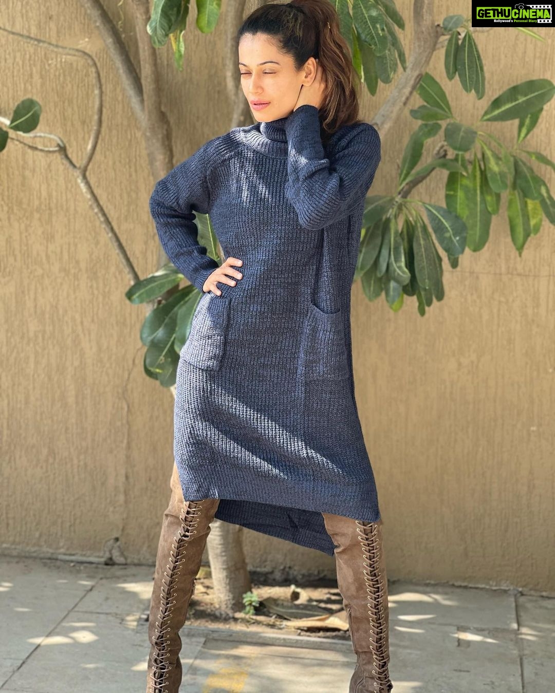 Payal Rohatgi Instagram - Jacquline Fernandes का बयान पढ़ा जहाँ पे वो कह रही थी media वालों से के उसे privacy चाहिए क्योंकि उसकी निजी ज़िंदगी के photos को public के सामने रखा जा रहा है।यहाँ पर बात हो रही है उसके और उसके photos कि Sukesh Chandrashekar के साथ जो media में release हुए हैं। Jacqueline की ये जो सोच है ये सोच उसकी सही है परन्तु मैं सिर्फ़ इतना ही कहना चाहती हूँ कि जब कोई picture release हो रही होती है तो media के सामने सब सितारे जाकर वो picture का promotion करते हैं। Media भी सितारों का इस्तेमाल करेगी वो ख़बर छापने में जो ख़बर छापने से वो सुर्ख़ीयों में आएंगे। आपकी ये Pictures ये दर्शाती है कि आपकी सोच क्या है और ये सोच आपका चरित्र दिखा गयी कि कैसे आप काम करती है और मुझे ओर कुछ नहीं कहना। #payalrohatgi