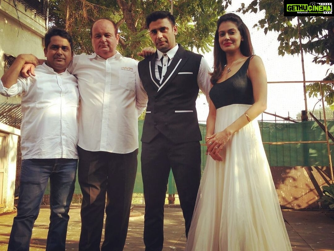 Payal Rohatgi Instagram - हम सब सुन रहे हैं कैसे कैसे Raj Kundra को arrest किया गया है पॉर्न फ़िल्म बनाने के लिए है और उसे बेचने के लिए applications के ऊपर । अब मैं सिर्फ़ इतना कहना चाहती हूँ कि मुझे पता है कि porn शूट करना भारत के अंदर ग़ैर क़ानूनी है। तो सभी लोगों को इतना कहना है कि फिर आप पॉर्न स्टार सनी लियोन को इतना काम क्यों देते हैं भारत के अंदर ??? वो तो भारत की संस्कृति का मज़ाक उड़ाती है क्योंकि भारत में रह कर भारतीय लोगों की भावनाओं के साथ खेलती है और आप लोगों से काम भी ले लेती हैं 🤣 तो अगर आपको porn इतना पसंद है तो अच्छी बात है , नहीं पसंद तो फिर porn स्टोर को तो सर पे क्यूँ बैठाकर रखते हो ??? और अगर Raj कुंद्रा ने पॉर्न फ़िल्म बनायी तो इसमें गुना हो क्या है परंतु आपको तो पॉर्न स्टार पसंद हैं ना 🤣🤣 #payalrohatgi