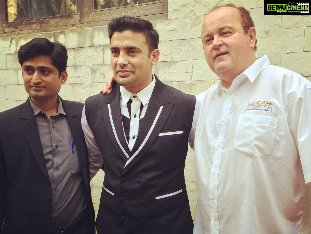 Payal Rohatgi Instagram - हम सब सुन रहे हैं कैसे कैसे Raj Kundra को arrest किया गया है पॉर्न फ़िल्म बनाने के लिए है और उसे बेचने के लिए applications के ऊपर । अब मैं सिर्फ़ इतना कहना चाहती हूँ कि मुझे पता है कि porn शूट करना भारत के अंदर ग़ैर क़ानूनी है। तो सभी लोगों को इतना कहना है कि फिर आप पॉर्न स्टार सनी लियोन को इतना काम क्यों देते हैं भारत के अंदर ??? वो तो भारत की संस्कृति का मज़ाक उड़ाती है क्योंकि भारत में रह कर भारतीय लोगों की भावनाओं के साथ खेलती है और आप लोगों से काम भी ले लेती हैं 🤣 तो अगर आपको porn इतना पसंद है तो अच्छी बात है , नहीं पसंद तो फिर porn स्टोर को तो सर पे क्यूँ बैठाकर रखते हो ??? और अगर Raj कुंद्रा ने पॉर्न फ़िल्म बनायी तो इसमें गुना हो क्या है परंतु आपको तो पॉर्न स्टार पसंद हैं ना 🤣🤣 #payalrohatgi