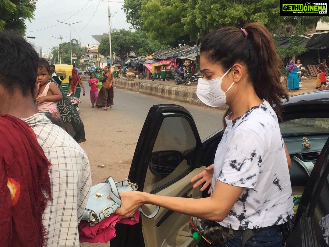 Payal Rohatgi Instagram - Bharat की बच्चे Bharat का भविष्य हैं परंतु आज भी Bharat के बच्चों का इस्तेमाल किया जाता है उनके biological माता पिता द्वारा अपना निजी फ़ायदा निकालने में।ग़रीब बच्चे आज भी रास्तों पर भीख माँगते हुए दिखाई दिए जाते हैं और उनके माता पिता उनसे ये करवाते हैं क्योंकि बच्चों द्वारा वो तो पैसे कमा कर अपना दो समय का खाना खाना चाहते हैं। इनमें से कुछ माँ-बाप काम कर सकते हैं परंतु उन्हें काम नहीं करना और बच्चों का इस्तेमाल करते हैं पैसे कमाने के लिए और वो उनसे ख़ुद भीख मंगवाते हैं। दूसरी ओर आप देखते हैं कि किस प्रकार से middle class परिवार या अमीर परिवार भी अपने बच्चों का इस्तेमाल करता है कभी कबार निजी रंजिश कोई दूसरे व्यक्ति के साथ settle करने के लिए, POSCO act लगाने के लिए या और कुछ करके जिस प्रकार से उनकी निजी रंजिश में उन्हें फ़ायदा हो। कुछ बच्चों को बचपन से दूसरे धर्म के ख़िलाफ़ किया जाता है कि वो बच्चे बचपन में suicide bombers बन जाने के लिए तैयार हो जाते हैं या बड़े होकर suicide bombers बन जाते हैं। CAA protests मैं छोटे बच्चों का इस्तेमाल किया गया Modi जी के ख़िलाफ़ नफ़रत फैलाने में ये कहकर कि इन बच्चों को इस देश से निकालने का agenda है CAA क़ानून।इन बच्चों को ये ख़बर उनके माँ बाप ने दी ? या उनके माँ बाप के दोस्तों ने दी ? जो उम्र में बड़े थे तो इस प्रकार से बच्चों का इस्तेमाल करना उनके दिमाग़ में नफ़रत डालना और नफ़रत के भिज को पनपते देख ना बोहोत ही नासमझी है माँ- बाप द्वारा। भगवान ऐसे माँ-बाप को सधबुद्धि दे 🙏 #payalrohatgi @sscfindia