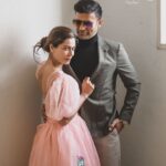 Payal Rohatgi Instagram - आज बात करते हैं के मुझे लगता है कि ethics ज़्यादा मायने रखना चाहिए fraternity के साथ संबंध बनाए रखने की तुलना में।ये बात लागू होती है doctors के ऊपर, वकीलों के ऊपर bollywood में काम करने वाले लोगों के ऊपर। क्या आपके ethics है ? वो मेरे अनुसार ज़्यादा मायने रखना चाहिए ना कि आपके सम्बंध क्योंकि अगर आपके संबंधों के कारण आप कोई unethical चीज़ के साथ खड़े हैं तो वो ग़लत है। एक डॉक्टर अगर दूसरे डॉक्टर के patients को देखने से मना करता है तो क्या यह सही है ?? हाल में ही मुझे पता चला कि Dr. एक patient को देखने से मना कर सकता है और अगर ऐसा कुछ हुआ है आपके साथ तो मैं सिर्फ़ इतना ही कहना चाहती हूँ की ये जो Dr. का right है ये Dr. के right को सम्मान देते हुए मैं वो Dr. को सिर्फ़ इतना ही कहना चाहती हूँ कि अगर उसके द्वारा एक ग़लत advice एक patient को दे दी जाए जिसकी वजह से patient को तक़लीफ़ ज़्यादा हो तो क्या उसे ज़िम्मेदार माना जा आएगा ?? वकील हो या डॉक्टर हो सब निजी संबंध बनाने के लिए अपने fraternity के अंदर अगर अपने ज़मीर के साथ खिलवाड़ करते हैं तो ग़लत है क्योंकि एक आम आदमी जो एक Dr. के पास जाता है वकील के पास जाता है उसे ना medicine के बारे में ज़्यादा पता होता है ना क़ानूनी दलीलो के बारे में। वो आप पर विश्वास करता है तो उसका विश्वास तोड़ने के लिए कौन ज़िम्मेदार ??? #payalrohatgi