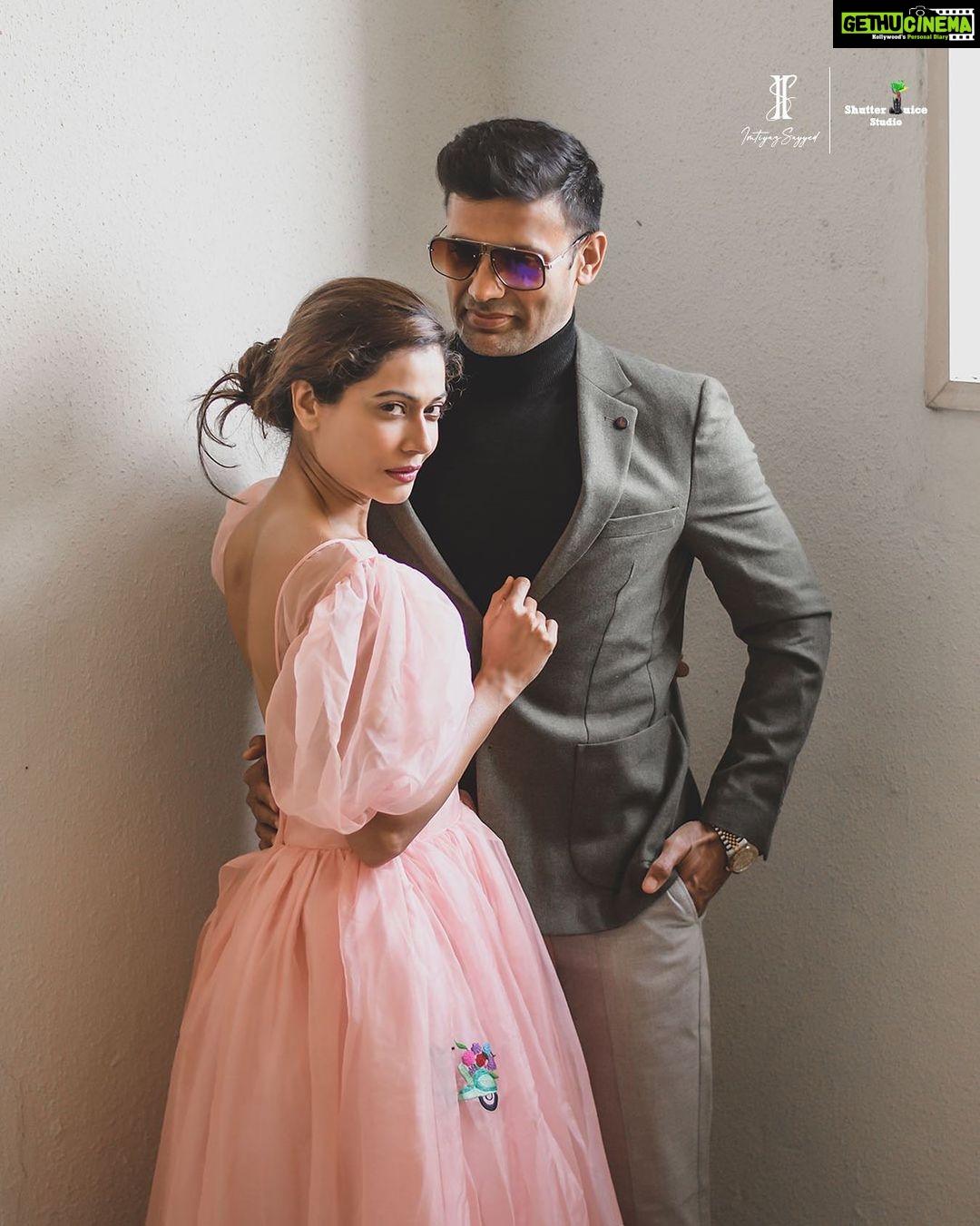 Payal Rohatgi Instagram - आज बात करते हैं के मुझे लगता है कि ethics ज़्यादा मायने रखना चाहिए fraternity के साथ संबंध बनाए रखने की तुलना में।ये बात लागू होती है doctors के ऊपर, वकीलों के ऊपर bollywood में काम करने वाले लोगों के ऊपर। क्या आपके ethics है ? वो मेरे अनुसार ज़्यादा मायने रखना चाहिए ना कि आपके सम्बंध क्योंकि अगर आपके संबंधों के कारण आप कोई unethical चीज़ के साथ खड़े हैं तो वो ग़लत है। एक डॉक्टर अगर दूसरे डॉक्टर के patients को देखने से मना करता है तो क्या यह सही है ?? हाल में ही मुझे पता चला कि Dr. एक patient को देखने से मना कर सकता है और अगर ऐसा कुछ हुआ है आपके साथ तो मैं सिर्फ़ इतना ही कहना चाहती हूँ की ये जो Dr. का right है ये Dr. के right को सम्मान देते हुए मैं वो Dr. को सिर्फ़ इतना ही कहना चाहती हूँ कि अगर उसके द्वारा एक ग़लत advice एक patient को दे दी जाए जिसकी वजह से patient को तक़लीफ़ ज़्यादा हो तो क्या उसे ज़िम्मेदार माना जा आएगा ?? वकील हो या डॉक्टर हो सब निजी संबंध बनाने के लिए अपने fraternity के अंदर अगर अपने ज़मीर के साथ खिलवाड़ करते हैं तो ग़लत है क्योंकि एक आम आदमी जो एक Dr. के पास जाता है वकील के पास जाता है उसे ना medicine के बारे में ज़्यादा पता होता है ना क़ानूनी दलीलो के बारे में। वो आप पर विश्वास करता है तो उसका विश्वास तोड़ने के लिए कौन ज़िम्मेदार ??? #payalrohatgi