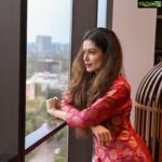 Payal Rohatgi Instagram - सलीम मर्चेंट का एक बयान पड़ा जहाँ पर वो कह रहे कि की कैसे रियालिटी शोज़ में उन्हें बोला जाता था contestants की तारीफ़ करने को और वो ये नहीं कर पाते थे इसलिए शायद वो आज की तारीख़ में ज़्यादा shows judge नहीं कर रहे है। अब यह बयान पढ़कर मुझे याद आ गए जब मैं और संग्राम जी डान्स रियलिटी शो में हिस्सा लिया था जो एकता कपूर produce कर रही थी। उस शो के अंदर 3 judge थे, २ judge को तो पता भी नहीं था डान्स क्या होता है ??? एक थे चेतन भगत जो लेखक हैं और दूसरी थी प्रीति जिंटा जो एक नाम चीन अभिनेत्री है । किस आधार पर कंटेस्टेंट्स को marks देने हैं नहीं पता था उन्हें परंतु शायद उन्हें बोला जाता था क्योंकि एकता कपूर के शो में channel भी नहीं बोलता है कि कौन सा couple रखने का और कौनसा couple जाएगा ?? शो की शूटिंग के दौरान rashmi देसाई को भारत छोड़ के बाहर जाना पड़ा क्योंकि वो उसकी 1 शूटिंग के commitment थी अब वो पूरी करने के लिए उन्होंने सच में अपना पैर तोड़ा या उन्होंने नाटक किया ये मुझे नहीं पता। परंतु contestants जो शो से बाहर नहीं जा सकते थे वो भारत छोड़कर गए।सभी season ७ के contestants witness हैं साथ साथ में ये on air भी गया था जब रश्मि देसाई को लगी थी। Sangram को khusti के मैच के लिए विदेश जाना था और उस निर्णय से एकता कपूर ख़ुश नहीं थी इसलिए finale में मेरे साथ ग़लत तरह का बर्ताव किया और मैंने वो tolerate भी किया क्योंकि मैं contract के तहत बँधी हुई थी। ये जो विचारधारा है इन लोगों की जो बॉलीवुड इंडस्ट्री को अपनी जायदाद समझते हैं यह निंदनीय है।