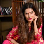 Payal Rohatgi Instagram - हम सुन रहे हैं कि कैसे ख़बर है कि Kareena Kapoor को Sita माता का role offer हुआ है और ये किरदार के लिए वो 12 करोड़ की माँग कर रही है। अब अगर ये ख़बर सही है तो ये ख़बर पर जो right wing के लोग हैं उनकी सोच ये है कि Kareena Kapoor Sita माता का किरदार नहीं कर सकती क्योंकि उन्होंने अपनी असली ज़िंदगी में हिंदुओं की भावनाओं को ठेस पहुँचाई है अपने मासूम बच्चे का नाम Taimur रखके जो एक hindu हत्या करने वाला राजा था। मैं उनकी सोच से सम्पत्ति रखती हूँ क्योंकि जो इंसान हिंदू हत्यारे का नाम अपने मासूम बच्चे का रखता है वो इंसान किस प्रकार से सीता माँ का किरदार खेल सकता है ??? दूसरी ओर Taapsee Pannu की एक राय आयी है इस मामले पर जहाँ पर वो कह रही है कि ये bollywood के अंदर अगर एक अभिनेता १२ करोड़ माँगता तो कोई कुछ नहीं बोलता मगर एक अभिनेत्री ने ये रक़म माँगी तो उसे troll करना ग़लत है क्योंकि bollywood के अंदर पुरुष और महिला दोनों में समानता होनी चाहिए क्योंकि दोनों समान मेहनत करते हैं एक फ़िल्म में role के अनुसार। मैं Tapsee कि इस बात से सहमति रखती हूँ। #payalrohatgi