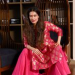 Payal Rohatgi Instagram - इतना कहना है कि अजीब इत्तफ़ाक़ है कि सुनने में आया है कि France के अंदर criminal proceedings करी जा रही है आदरणीय प्रधानमंत्री श्री नरेंद्र मोदी जी के ख़िलाफ़ Rafale मामले के ऊपर। दूसरी ओर Kangana के ऊपर criminal defamation का case डाला है Javed Akhtar ने और इसलिए वो काफ़ी दुखी हैं कि यह करने के बाद भी कंगना का passport कैसे renew हो गया क्योंकि वो नहीं चाहते थे कि Kangana कुछ काम करे और सब को पता है कि मेरे ऊपर इन दिनों criminal case डाला गया है 🤨 मैं इन दोनों से मिली नहीं हूँ तो शायद कोई connection है जो साफ़ नज़र आ रहा है।भगवान हम सबको हमारी सच्चाई रखने का मौक़ा दे।#payalrohatgi