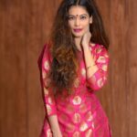 Payal Rohatgi Instagram - इतना कहना है कि Bharat को #आत्मनिर्भरभारत बनाने की सोच का समर्थन करने वाली मैं Payal Rohatgi #vocalforlocal campaign का समर्थन करती है मगर साथ में पायल #DigitalIndia का भी समर्थन करती है जहाँ पर वो चाहती है कि online communication सभी भारतीय लोग कर सके जो करना चाहते हैं। Bharat ke अंदर भ्रष्टाचार और काला धन कम हो जाएगा online payment से परंतु उसका समर्थन करने वाले लोगों को online communication का भी साथ चाहिए। भारत के सरकारी नेताओं का संपर्क करने के लिए अगर मैं उन्हें email भेजती हूँ अपनी मुश्किल बयान करते हुए तो मुझे मेरे email का जवाब नहीं दिया जाता। यह शायद सभी के साथ होता होगा परंतु भारतीय नागरिक होने के नाते बहुत आवश्यक है कि हरेक भारतीय नागरिक अपने सरकार के नेता के संपर्क में आने का अगर प्रयास कर रहा है तो उसे वो मौक़ा मिले। Online payment के जमाने में online communication भी आवश्य है।आशा करती हूँ कि Digital India की सोच का प्रचार करने वाले आदरणीय प्रधानमंत्री श्री Narendra Modi जी अपनी सरकार में नौजवान लोगों की भर्ती करे जो ये online communication का काम सम्भाल सके। वरिष्ठ नेताओं के पास शायद समय नहीं होता होगा या उन्हें आदत नहीं होती होगी online communication की जिसकी वजह से वो ख़ुद के email नहीं पढ़ पाते होंगे और ये उनकी लापरवाही नहीं मानी जा सकती है परंतु एक generation gap समझना होगा। जैसे हर मुश्किल का समाधान होता है इसलिए आशा करती हूँ कि सरकार नौजवान लोगों को भर्ती करे जो online communication कर सके भारतीय नागरिकों के साथ। #payalrohatgi