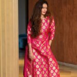 Payal Rohatgi Instagram - इतना कहना है कि Ahmedabad police ने जिस प्रकार से मुझे गिरफ़्तार किया वो बोहोत ज़्यादा ग़लत था। मेरे को बेइज़्ज़त करने का उनका जो इरादा था वों सफल नहीं हो पाएगा क्योंकि मुझे शर्म आती है ऐसी police force के ऊपर जो इस तरह सिर्फ़ मुझे बेइज़्ज़त करने के लिए उकसाही जाती है। मेरे ख़िलाफ़ किसी ने भी complaint दर्ज कर हो, बात करने का एक तरीक़ा होता है, एक लिहाज़ा होता है मगर Ahmedabad police भूल गयी के CCTV camera मेरे society में भी install है और उनके police station में भी और उस रास्ते पर भी जिस रास्ते पर police station की इमारत है। jo आपको करना था अपने कर लिया मगर समय बहुत बलवान है जो मेरे साथ ग़लत हुआ है उस ग़लत की सज़ा आप लोगों को भगवान ज़रूर देगा। #payalrohatgi