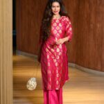 Payal Rohatgi Instagram - मुझे इतना कहना है कि मैं Modi जी की समर्थक रही हूँ और आगे भी रहूंगी क्योंकि मुझे लगता है Modi जी बहुत ही अच्छे प्रधानमंत्री हैं। Modi जी के नेतृत्व में मुझे लगा Bharat रामराज्य की तरफ़ जा रहा है मगर यहाँ पर गुंडाराज हो रहा है। Gujarat में भाजपा की Sarkar है और जिस प्रकार से Ahmedabad police ने मुझे notice दिए बिना मेरे घर से pickup किया वो बहुत ज़्यादा ग़लत था। मेरे साथ जो मारपीट हुई वो उससे भी ज़्यादा ग़लत थी क्योंकि Bharat के अंदर अगर किसी को FIR दर्ज करने का हक़ दिया है Bharat के संविधान ने तो Bharat के अंदर उसी संविधान ने लोगों को हक़ दिया है क़ानूनी तौर से उस FIR का जवाब देने का भी। जिस प्रकार से मुझे बेइज़्ज़त करने का यह प्रयास किया गया वो शर्मनाक वाक़या है और police को उसके लिए शर्मिंदगी महसूस करनी चाहिए। मैं DGP Gujarat को मिलने गई Sangram जी के साथ और CP Ahmedabad को भी मिली Sangram जी के साथ। उनको मैंने email में मेरे statements भेजे हैं।आशा करती हूँ कि सही तौर से छानबीन होगी। मैं इस मुद्दे पर ओर नहीं बोलना चाहती हूँ क्योंकि इस मुद्दे का सच समय के साथ बाहर ज़रूर आएगा। Media ने big boss के नाम से जो publicity मुझे दी उनको इतना ही कहना है क्या आप सबने एक तरफ़ा news चलायी सिवाय Ahmedabad Mirror के जो प्रसिद्ध है हिंदू भगवान का मज़ाक उड़ाने में । AM ने सिर्फ़ संग्राम जी की interview को छापा जो मुझे पढ़कर अच्छा लगा परंतु यह देखकर इतना कहना है bollywood ना Rajneeti ना media कहीं भी कोई तुम्हारा दोस्त नहीं ना कोई तुम्हारा दुश्मन। सब समय के अनुसार बदलते हैं और big boss को जो publicity मिले मेरे नाम से मिली उसके लिए उसको शुक्रगुज़ार होना चाहिए। आशा करती हूँ मेरे 2 phone मुझे जल्द मिल जाए और Modi जी के नेतृत्व में हम रामराज्य देखे है ना की गुंडा राज। #payalrohatgi