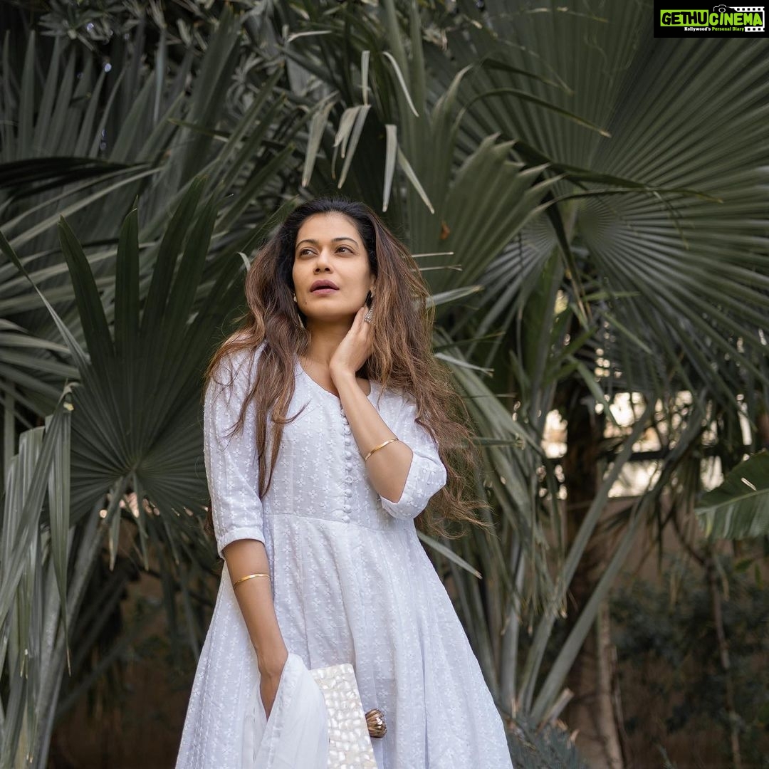 Payal Rohatgi Instagram - आज मैं आपके साथ बात करना चाहती हूँ कैसे हमारी society ke अंदर jo AGM meeting हुई उसके अंदर जो editor है Times Of India, Ahmedabad का उनकी पत्नी कह रही थी कि उसकी recording अगर मैं करती हूँ तो वो उसकी #RightOfPrivacy को affect करता है। उस पढ़ी लिखी professor कम singer को मैं इतना ही कहना चाहती हूँ कि जब मेरा fundamental right की बात आयी तब कोई खड़ा नहीं हुआ तो मैं आज आपके right के लिए क्यों समर्थन करूँ ? या क्यों चिंता करूं ? ये मैं इसलिए कह रही हूँ क्योंकि आप सबने देखा video के अंदर किस प्रकार से chairman मेरे साथ बातचीत कर रहा था 😂 वो किस प्रकार से अपने आपको एक gunda साबित कर रहा था 🤷♀️ बात करने की तमीज़ नहीं और police को इस बार उन्होंने बुलाया जिनको वो AC में बैठने के लिए कह रहा था ये बताता है कि उन्होंने सोच समझ कर police को बुलाया था क्योंकि उन्होंने सोचा था कि कैसे वो मुझे बोलने नहीं देंगे और police को देख में कुछ recording नहीं करूँगी 🤣 Police law and order handle करने आयी थी या AC में बैठने आयी थी यह भी मेरा सवाल है 😂😂 वो singer को इतना ही कहना है कि अगर वो अपने ghar से बाहर society ke कंपाउंड में कुछ भी ग़लत करती हुई दिखाई दी गई तो मैं उनकी recording करुँगी। आपके पास हक़ है court में जाकर उस recording को delete करवाने का order लाने के लिए क्योंकि public area में किसी की right of privacy नहीं होती। Bharat के अंदर बहुत सारे कानूनों को स्पष्ट तरीक़े से आम आदमी को बताना चाहिए क्योंकि एक दूसरा उदाहरण है जहाँ पर मैं Dr. Annamalai के यहाँ गई थी जब Gaurav की physio वहाँ पर चल रही थी और उस समय उनके assistant Dr. ने मुझे exercise record करने नहीं थी जो exercise Gaurav पर वो कर रहे थे।Gaurav का spine में सुधार नहीं हो रहा था जब से उन्होंने यह treatment शुरू करी और उनकी back ओर ख़राब हो गयी तो मैं उस treatment को record करना चाहती थी magar मुझे करने नहीं दिया गया जबकि उनकी clinic में खुद CCTV camera लगा हुआ था 🤨 अब ये जो हुआ ये ग़लत हुआ क्योंकि Dr. कोई वैश्या नहीं है जो अपने clients को बंद कमरे में treat करता है। सब कुछ public information है यही कहना है मुझे । #payalrohatgi