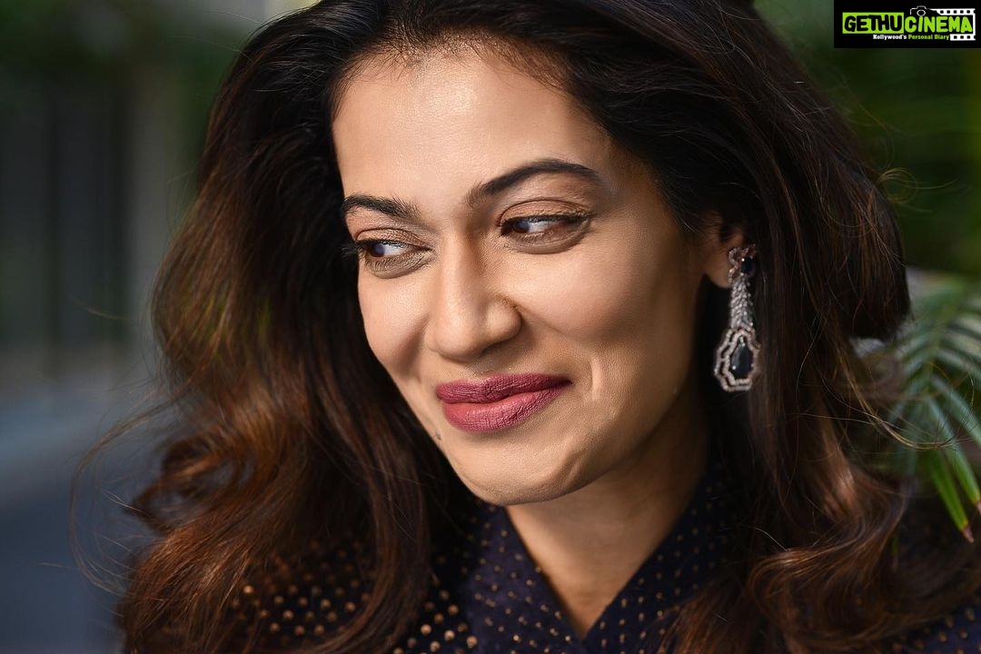 Payal Rohatgi Instagram - अब सब को पता होगा कि कैसे मैं मेरी society Sundarvan Epitome Cooperative Housing Service Society के बारे में इन्फ़ॉर्मेशन इकट्ठा करने का प्रयास कर रही हूँ और ये इसलिए हुआ क्योंकि उन्होंने कोई proposed bye-laws जो मुझे पसंद नहीं थे उसे लागू करने का प्रयास किया। Registered bye-laws को जानने के लिए मैंने RTI file किया और उसके बाद एक सिलसिला शुरू हो गया जहाँ पर मैंने Sundarvan Epitome Cooperative Housing Service Society कैसे बनी उसके काग़ज़ात पाने के लिए RTI डाला और काग़ज़ात देखे तो उसमें false affidavits शायद जमा किए हैं chairman ने जो गुनाह है। अब जिस प्रकार से इन्होंने lift के repairing का bill मुझे पकड़ा दिया है जो lift का लाइसेंस महालक्ष्मी कोऑपरेटिव हाउसिंग सोसाइटी के नाम से है दिखाता है कि कहीं न कहीं कुछ न कुछ गड़बड़ है। भारत में ज़मीन के लेन देन के मामलों में काफ़ी हेर फेर और भ्रष्टाचार है।अब मेरी building के अंदर B 402 का water लीक हो के दूसरे side की lift में जाता है दिखाता है कि कहीं न कहीं Ganesh builder ने building बनाते समय सही तरीक़े का construction नहीं किया है। अब ज़मीन के नाम से अयोध्या में राम मंदिर trust के ऊपर इल्ज़ाम लगाया गया कि उन्होंने ग़ैर क़ानूनी तरीक़े से एक ज़मीन को ख़रीदा जो ज़मीन का दाम एक साल पहले काफ़ी कम था तो इसके ऊपर jo इंफॉर्मेशन share करी गई AAP Party और समाजवादी Party द्वारा वो इंफॉर्मेशन के ऊपर OP India ने जो सच रखा है वो सच ये हैं की ज़मीन का भाव ayodhya ke अंदर supreme court के फ़ैसले के बाद बढ़ गया और जो ज़मीन के ऊपर इतनी Rajneeti हो रही थी उसकी sale deed 2019 में ही seal करी गई थी। तो ये है सच Ram मंदिर ke trust का और ज़मीन का परंतु Sundarvan Epitome Cooperative housing service society कैसे नक़ली affidavits जमा करने से बनी और Mahalakshmi Cooperative housing society के नाम से जो lift की repairing हुई उसका charge सुंदरवन की society मुझे कैसे दे रही है ये तो समय ही बताएगा। #payalrohatgi