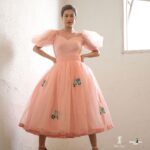 Payal Rohatgi Instagram - क्या आप एक अच्छे भारतीय नागरिक हैं या आप एक छुपे हुए radical ? ये सवाल सभी भारतीयों से हैं चाहे वो कोई भी धर्म में क्यों न हो ?? हाल में ही Javed Habib का एक video viral हुआ जहाँ पर वो एक client के माथे पर थूककर उस client के बाल काट रहे है और ये उन्होंने इसलिए किया क्योंकि वो लोगों को बताना चाहते थे कि अगर पानी नहीं हो तो थूक कर भी आप client के बाल को काट सकते हैं। बड़ी सी गंदी और घटिया सोच 🙏 इसके अलावा एक maulana का video देखा जहाँ पर वो हिन्दुओं की हत्या का ऐलान कर रहे हैं Bareilly के कोई rally में और ये maulana 2009 में congress के साथ जुड़े हुए थे ऐसा OPIndia ने कहा। मैं तो सिर्फ़ इतना ही कहना चाहती हूँ चाहे आप धर्म संसद के संत हो, चाहे आप Bareilly के मौलाना हो या आप भारतीय celebrity hair stylist अगर आपकी सोच ग़लत है तो है तो उसके ख़िलाफ़ सबको आवाज़ उठानी चाहिए।