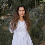 Payal Rohatgi Instagram - आज मैं आपके साथ बात करना चाहती हूँ की मुझे एक bill पकड़ाया गया है। Bill है 12000 का और कहा गया है कि लिफ़्ट का जो repairing हुआ है वो हमारे फ़्लैट की वजह से हुआ है इसलिए वो lift रिपेयरिंग का charge मुझे देखना पड़ेगा। मैं ख़ाली इतना ही कहना चाहती हूँ Sundarvan Epitome सोसाइटी की committee को कि जब से ये service सोसाइटी बनी है तब से ११ माले के ऊपर आयरन या स्टील रोड, रेलवे ट्रैक्स जितनी लंबी गई हैं, पटरियां जैसी क्योंकि वहाँ पर open terrace था उसको cover करना था और ये मुमकिन हुआ जब सुंदरवन सोसाइटी service society बनी। मैं आपको कहना चाहती हूँ के इस प्रकार से ११ फ़्लोर पर तो आयरन रॉड गई परंतु बाक़ी फ़्लोर में renovation पर लकड़ियों के slabs से पत्थरों के slabs गए renovation के लिए जिसका वीडियो आप देख सकते हैं। इस वीडियो के अंदर ये सब चीज़ें जब stair case से ऊपर गई तब दिवार टूटी और ये दीवारों का video भी आप देख सकते हैं तो इन flat owners को क्यों नहीं बिल भेजा गया common amenities को destroy करने के लिए ???? मुझे पता है कि आप लोगों ने सोसाइटी में एक दूसरा WhatsApp ग्रुप चालू रखा है जिसमें मैं शामिल नहीं हूँ परंतु जब मुझे water leakage के बारे में प्रोफेशनली कागज़ द्वारा पता चला तब मैंने इस मामले को एक दिन में सुलझा पुलिस बुलाकर । मुझे नहीं पता leakage कितने हफ़्तों से हो रही थी मगर जब हमें काग़ज़ मिला leakage के ऊपर तब हमने इस मामले को एक दिन में सुलझाया और ये बताता है कि कहीं से भी हम ग़ैर ज़िम्मेदार नहीं। मगर society के committee वालों को society चलानी नहीं आती ज़िम्मेदारी से और अपने अहंकार की वजह से अब वो ये काग़ज़ मुझे पकड़ा रहे हैं ये साबित करने के लिए जबकि उनके manager ने मेरे साथ ग़लत तरीक़े से बात की और उन्होंने मेरे साथ संपर्क नहीं किया जब से leaking हो रहा था। तो अब इस मामले को मेरा वकील संभालेगा मगर मुझे अपने विचार इस मामले के ऊपर आप सबके सामने रखने थे। #payalrohatgi