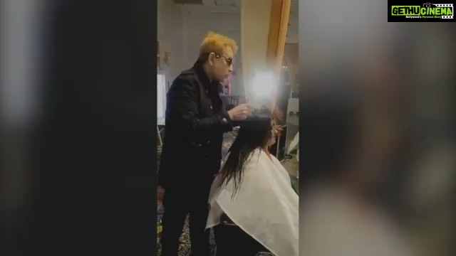 Payal Rohatgi Instagram - You can’t spit on someone’s head while haircut Mr Javed Habib 😡 Are u educated Indian or just disguised radical ???? #payalrohatgi Posted @withregram • @bbcnewsgujarati જાવેદ હબીબ વાળ કાપતી વખતે મહિલાના માથામાં થૂંક્યા, શું છે સમગ્ર મામલો? #JavedHabib #PoojaGupta #JavedHabibHairCut