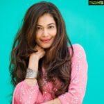 Payal Rohatgi Instagram – Juhi Chawla जो एक बहुत ही ज़्यादा प्रसिद्ध अभिनेत्री थी और है उनका नाम चर्चा में फिर से आया जब उन्होंने आपत्ति जतायी 5 G mobile technology के implementation के ऊपर क्योंकि उनको इससे एतराज़ था। अब इन्होंने court में case दर्ज किया और court में judge ने कहा कि आप ये मामले को सरकार के पास पहले लेकर क्यों नहीं गयी case दर्ज करने से पहले ?? जब court की सुनवाई हुई इसके ऊपर तब उनका fan इस सुनवाई में आकर सुनवाई में गाने गाने लगा जिसकी वजह से सुनवाई को रोकना पड़ा। अब court delhi police को निर्देशन दे रही है कि किस तरह से ये लापरवाही हुई परंतु लापरवाही Juhi Chawla ने ख़ुद करी क्योंकि उन्होंने court की ये hearing की link अपने Instagram पर share कर दिया था।Court का कहना है कि ये एक publicity stunt है परंतु अगर Juhi Chawla की intention सही है तो उसे इस मामले को अपने वकीलों द्वारा सुलझाना चाहिए और आगे से ये गलती फिर से नहीं दौरानी चाहिए क्योंकि social media के ज़माने में कुछ चीज़ें हमें private रखनी पड़ती है और कुछ चीजों के ऊपर हम बातचीत करनी चाहिए awareness के लिए। #payalrohatgi