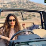 Payal Rohatgi Instagram – इन्फ़ॉर्मेशन ये है की एक मौलवी ने १० साल की बच्ची के साथ बलात्कार किया masjid के अंदर।ये बहुत ज़्यादा शर्मनाक बात है और इसके ऊपर बोहोत सारे feminists के tweet नहीं आ राहे बल्कि Swara का एक tweet है जो देखकर मुझे थोड़ी राहत मिली के उसने इस 10 साल की बच्ची के लिए भी आवाज़ उठायी जिसको एक मौलवी ने masjid के अंदर प्रताड़ित किया क्योंकि यहाँ पर हम सबको अपनी आवाज़ उठानी चाहिए दुष्कर्म के ख़िलाफ़ चाहे दुष्कर्मी कोई भी धर्म का क्यों नहीं हो ??? 

Bharat के अंदर मैं हिंदुओं के दुष्कर्म को छुपाती नहीं हूँ और जानबूचकर  मुसलमानों को निशाना नहीं बनाती।बहुत सारे लोग मुझे radical कहकर पुकारते हैं परंतु ये उनकी जो धारणा है मेरे बारे में ये ग़लत है और मैं इच्छा करती हूँ कि समय के साथ वो ही धारणा मेरे बारे में बदले। 

मैं उदाहरण Udit Narayan का भी देना चाहती हूँ जिनके बारे में मैंने पढ़ा है कि हिंदू होने के बावजूद उन्होंने अपनी पहली बीवी को divorce नहीं दिया और दूसरी बीवी के साथ शादी कर ली और आज दोनों पत्नी साथ में घूमते हैं court के settlement के बाद। परंतु ये Udit जी ने जो किया वो मुसलमान आदमी करते थे जब तक 3 तलाक़ को Bharat  अंदर ban नहीं किया गया। ग़लत के साथ मत खड़े रहो और सही के साथ खड़े रहने का प्रयास करो। यही वह सभी को कहूंगी क्योंकि मैं भी कोशिश यही कर रही हूँ🙏 #payalrohatgi Bera, Jawai leopard and wildlife safari