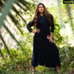 Payal Rohatgi Instagram - जैसे मैंने आपके साथ बातचीत करी हमारी society के अंदर third floor पर leakage हो रही थी। उस leakage को repair करने के लिए हमारे wash area में breaking शुरू हो चुकी है और उस pipe को identify कर दिया गया है जिस pipe से leak हो रही थी। मैं सिर्फ़ इतना कहना चाहती हूँ कि मैं अपने point पे अड्डी रहती हूँ अगर मुझे उसमें सच्चाई महसूस होती है मगर जनहित के लिए कुछ चीज़ें करनी पड़ती है जैसे के मैंने किया third floor की leakage को address करने के लिए police को बुलाना क्योंकि कोई मेरे साथ बात चित नहीं कर रहा था society के अंदर और इस मुद्दे को सुलझाना बोहोत ज़्यादा ज़रूरी हो गया था short circuit ओर fire जैसी दुर्घटना रोकने के लिए।अब आशा करती हूँ कि ये pipe इकलौती pipe होगी जिसकी वजह से leakage हो रही हो अगर कोई ओर जगह है जहाँ से leakage हो रही है तो उसे भी ढूंढने में हम पूरा सहयोग देंगे🙏