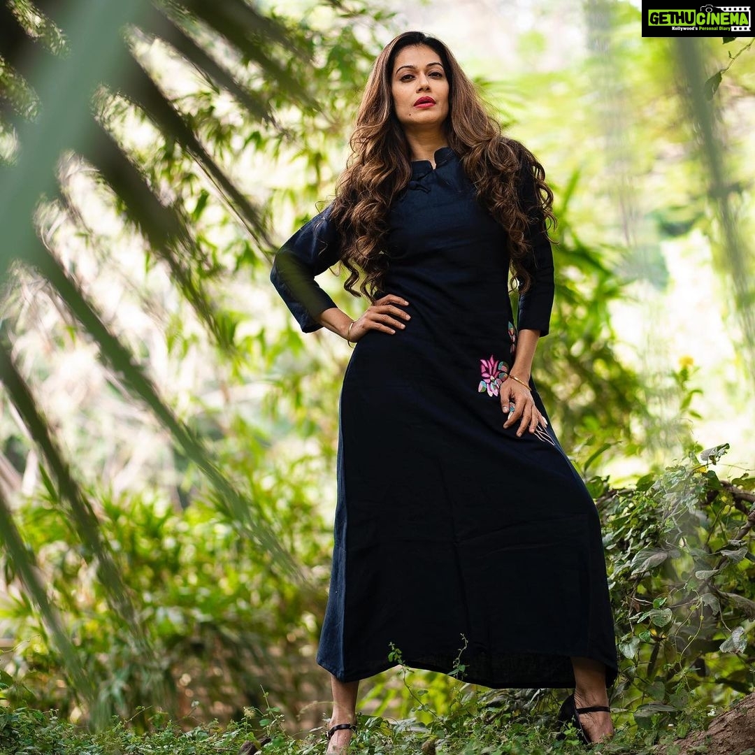 Payal Rohatgi Instagram - जैसे मैंने आपके साथ बातचीत करी हमारी society के अंदर third floor पर leakage हो रही थी। उस leakage को repair करने के लिए हमारे wash area में breaking शुरू हो चुकी है और उस pipe को identify कर दिया गया है जिस pipe से leak हो रही थी। मैं सिर्फ़ इतना कहना चाहती हूँ कि मैं अपने point पे अड्डी रहती हूँ अगर मुझे उसमें सच्चाई महसूस होती है मगर जनहित के लिए कुछ चीज़ें करनी पड़ती है जैसे के मैंने किया third floor की leakage को address करने के लिए police को बुलाना क्योंकि कोई मेरे साथ बात चित नहीं कर रहा था society के अंदर और इस मुद्दे को सुलझाना बोहोत ज़्यादा ज़रूरी हो गया था short circuit ओर fire जैसी दुर्घटना रोकने के लिए।अब आशा करती हूँ कि ये pipe इकलौती pipe होगी जिसकी वजह से leakage हो रही हो अगर कोई ओर जगह है जहाँ से leakage हो रही है तो उसे भी ढूंढने में हम पूरा सहयोग देंगे🙏