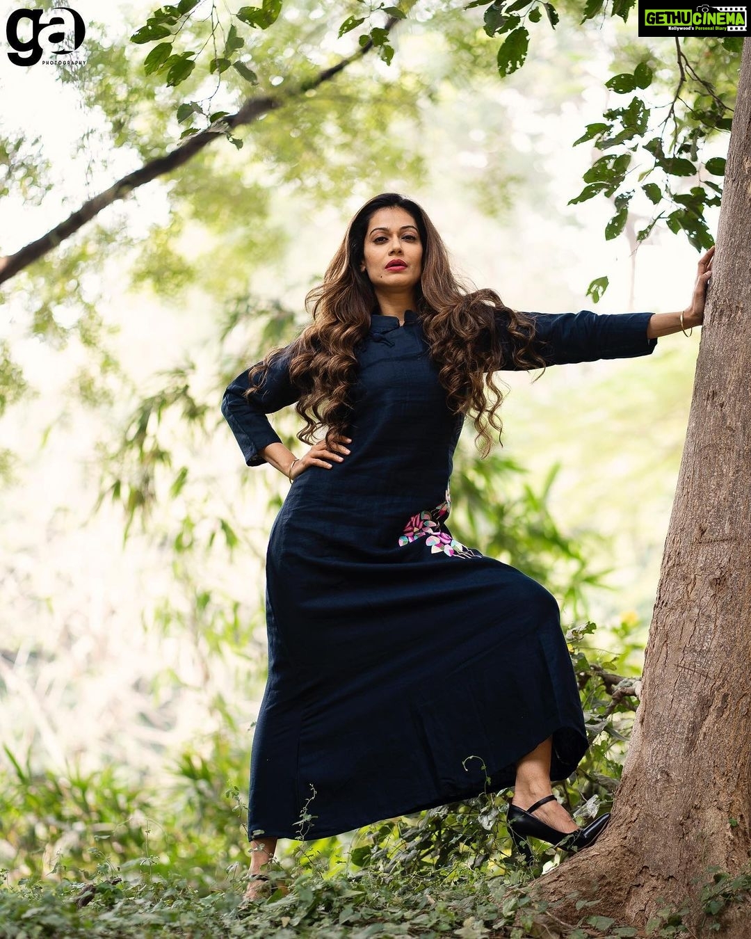 Payal Rohatgi Instagram - आज हमारी society के अंदर दूसरी lift बंद हो गयी तो मैंने police का control number १०० दबाया क्योंकि मुझे नहीं पता कि क्या हो रहा है। एक lift बंद है क्योंकि water leakage हो रहा है तीसरे माले पर और दूसरी lift बंद हुई तब मैंने १०० number दबाएँ क्योंकि manager के साथ मेरे कोई संपर्क नहीं है और committee member से में बातचीत नहीं करती हूँ। 15 minute में police की गाड़ी आयी और एक police अफ़सर ने manager को बुलाकर chairman को बुलाने की बात करी क्योंकि तीसरे माले में leakage हो रही है जो सभी को पता है और अगर उसे short circuit होता है तो कौन ज़िम्मेदार होगा हमारी सुरक्षा के बारे में जब lift भी नहीं चल रही है और मेरे पिता जी काफ़ी बुजुर्ग है ?? Treasurer आया हम से बातचीत करने के लिए और उन्होंने तीसरे माले पे आकर leakage देखने के बाद हमारे चौथे माले पर आकर leakage देखी police अफ़सर के साथ। Ganesh housing से भी लोग आए हुए थे परंतु ये लोग एक विचार से सहमती नहीं कर रहे थे जहाँ पर मेरे पिता जी कह रहे थे कि हमारे दिवार में जहाँ से पानी leak हो रहा है वहाँ पर आप Dye डाले और वो Dye का पानी अगर नीचे आ रहा है तो leakage हमारे यहाँ से ही नीचे हो रही है जो 1 सही बात है।उनकी समझ में नहीं आया क्यूँकि उसी समय एक ओर सदस्य नीचे उतरा जो मेरे पार इल्ज़ाम लगा चुका था कि मैं झूटे आरोप लगाती हूँ दूसरे committee member के ऊपर जब वो दूसरा committee member A block wala मेरे नौकर के ऊपर चिल्ला रहा था जिसकी वजह से यह लड़ाई सारी शुरू हुई। Treasurer कुछ कह रहा था और उसी समय मुझे कुछ कहना था मगर इस व्यक्ति ने मुझे चुप रहने को कहा तो मैंने कहा कि अपने घर कि औरतों से ऐसे बात करना मुझसे नहीं। अब यह लोग अपना stand कैसे बदलते हैं उसका उदाहरण देती हूँ जब treasurer कहता है कि आप को इसका पैसा शायद खुद भरना होगा तब में कहती हूँ इसलिए तो काग़ज़ात sign करवाए क्यूँकि आप बोलते कुछ हैं और करते कुछ ओर है। यह हैं इनकी way of working जिस पर मुझे इसलिए विश्वास नहीं क्यूँकि १ लाख रुपया यह लेकर बैठे हैं और अब मुझसे expenses कि बात कर रहे हैं🙏 #payalrohatgi