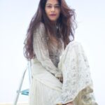 Payal Rohatgi Instagram - #Vaccination के नाम पे काफ़ी घोटाला शायद हो रहा है Bharat के अंदर। मैंने तो अपनी vaccination free में ले ली सरकारी school में जाकर मगर अब private अस्पताल में vaccination हो रही है पैसे देकर जो एक तरह से अच्छी बात है क्योंकि जो लोग पैसे दे सकते हैं उनको पैसे दे देने चाहिए vaccination लेने के लिए। दुख की बात ये है कि ग़रीब लोगों को अब vaccine शायद नहीं मिल रही इतनी आसानी से क्यों की vaccine सरकारी hospital में नहीं मिल रही है ऐसा सुनने में आया है।दूसरी ओर आप देख रहे हैं कि hotels के अंदर vaccination का package चल रहा है जहाँ पर ये लोग लोगों को weekend पर रहने का कोई deal दे रहे हैं जो मुझे लगता है पैसा कमाने का एक तरीक़ा है। इस सब के ऊपर कोई कुछ नहीं बोलेगा। Bharat के अंदर oxygen के नाम पर घोटाला होता है उसके ऊपर leftist क़ौम कुछ नहीं बोलेगी 😉 परंतु Payal Rohatgi के videos से बहुत लोगों को तक़लीफ़ है वो videos जो उसने बनानी शुरू किए YouTube पर।कब ??? जब उसका facebook उड़ गया था। इतना ही कहना है कि Payal Rohatgi के videos से अगर दो पैसे आते हैं तो इसका मतलब ये नहीं कि Payal Rohatgi अपनी आवाज़ उठाना बंद कर दें। पायल को acting भी अच्छी लगती है और जब उसे मौक़ा मिलेगा कोई अच्छा किरदार करने का तो वो ज़रूर करेगी। परंतु वो अपनी हैसियत के अनुसार जिस तरह से भी Bharat को आत्मनिर्भर बनाने के लिए योगदान दे सकती है वो देती है और Bharat के फ़ायदे के लिए जो हो सके उसके ऊपर बात करती है। Payal से नफ़रत करने वाले बहुत सारे लोग जो सवाल उठाते हैं उसके videos पर वो ही लोग आज की तारीख़ में vaccination घोटाला और बहुत सारी चीज़ों पर चुप्पी साध कर बैठ जाते हैं 🙏