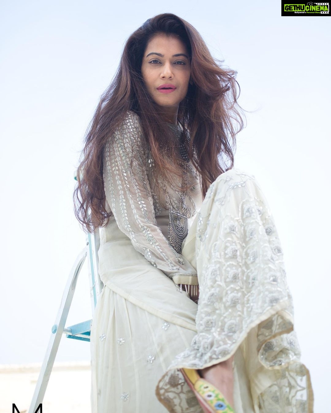 Payal Rohatgi Instagram - #Vaccination के नाम पे काफ़ी घोटाला शायद हो रहा है Bharat के अंदर। मैंने तो अपनी vaccination free में ले ली सरकारी school में जाकर मगर अब private अस्पताल में vaccination हो रही है पैसे देकर जो एक तरह से अच्छी बात है क्योंकि जो लोग पैसे दे सकते हैं उनको पैसे दे देने चाहिए vaccination लेने के लिए। दुख की बात ये है कि ग़रीब लोगों को अब vaccine शायद नहीं मिल रही इतनी आसानी से क्यों की vaccine सरकारी hospital में नहीं मिल रही है ऐसा सुनने में आया है।दूसरी ओर आप देख रहे हैं कि hotels के अंदर vaccination का package चल रहा है जहाँ पर ये लोग लोगों को weekend पर रहने का कोई deal दे रहे हैं जो मुझे लगता है पैसा कमाने का एक तरीक़ा है। इस सब के ऊपर कोई कुछ नहीं बोलेगा। Bharat के अंदर oxygen के नाम पर घोटाला होता है उसके ऊपर leftist क़ौम कुछ नहीं बोलेगी 😉 परंतु Payal Rohatgi के videos से बहुत लोगों को तक़लीफ़ है वो videos जो उसने बनानी शुरू किए YouTube पर।कब ??? जब उसका facebook उड़ गया था। इतना ही कहना है कि Payal Rohatgi के videos से अगर दो पैसे आते हैं तो इसका मतलब ये नहीं कि Payal Rohatgi अपनी आवाज़ उठाना बंद कर दें। पायल को acting भी अच्छी लगती है और जब उसे मौक़ा मिलेगा कोई अच्छा किरदार करने का तो वो ज़रूर करेगी। परंतु वो अपनी हैसियत के अनुसार जिस तरह से भी Bharat को आत्मनिर्भर बनाने के लिए योगदान दे सकती है वो देती है और Bharat के फ़ायदे के लिए जो हो सके उसके ऊपर बात करती है। Payal से नफ़रत करने वाले बहुत सारे लोग जो सवाल उठाते हैं उसके videos पर वो ही लोग आज की तारीख़ में vaccination घोटाला और बहुत सारी चीज़ों पर चुप्पी साध कर बैठ जाते हैं 🙏