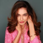 Payal Rohatgi Instagram - भारत के अंदर अगर कोई case दर्ज करता है कोई डॉक्टर के ख़िलाफ़ तो वो case जीतना काफ़ी मुश्किल है क्योंकि Medico Legal case जीतने के लिए वकील को डॉक्टर भी होना पड़ता है भारत के अंदर जो काफ़ी मुश्किल वाला criteria है। ये इसलिए कह रही हूँ क्योंकि Bharat के अंदर हम देख रहे हैं कि किस प्रकार से IMA और Baba Ramdev के बीच में झगड़ा हो रहा है और यहाँ पर Baba Ramdev को ग़लत साबित कर रहा है IMA का president जबकि Ramdev ने माफ़ी भी माँग ली है।अब IMA का जो president है उनकी सोच ईसाई धर्म का प्रचार करना है अस्पताल में और Covid महामारी में तो ये ग़लत है क्योंकि Bharat के अंदर ज़बरन धर्म परिवर्तन ग़लत है तो लोभ देके भी धर्म परिवर्तन करना ग़लत है। Acharya Balkrishna का एक tweet मैंने देखा जहाँ पर वो कांग्रिस के पहले प्रधानमंत्री Nehru और Edwina के रिश्ते के ऊपर comment कर रहे थे और ये भी कह रहे थे कि Nehru की मृत्यू AIDS की वजह से हुई और ये tweet उन्होंने 2018 में किया तो यहाँ पर इतना ही कहना है कि सच क्या है ये तो उस समय के लोग जानते हैं परंतु हमें कोशिश करनी चाहिए हम Covid महामारी का प्रयोग न करे hindu, muslim, isaai ये करने में। Sister BK Shivani के बोहोत lecture Sangram जी भी सुनते हैं और मैंने देखा है Vivek Oberoi के पिता जी Suresh Oberoi भी BK Shivani जी के साथ काफ़ी interaction करते हैं तो Sister Shivani जी का lecture सुनना IMA के facebook पर ये कोई ग़लत बात नहीं है ये उनकी निजी मर्ज़ी है परंतु president की विचारधारा ये ग़लत है जहाँ पर वो नौजवान doctors को धर्म परिवर्तन का लोभ देकर उन्हें career में आगे जाने का मार्गदर्शन बताते हैं। अब Rakhi Sawant जैसी औरत जिसके fans ke ऊपर मुझे comment नहीं करना वो cheap है कि sophisticated वो marathi है जन्म से मगर Jesus को follow करती है तो सबकी अपनी निजी मर्ज़ी से Bharat के अंदर कोई भी धर्म अपनाने का। वो मर्ज़ी को हम रोक नहीं सकते मगर ग़लत तरीक़े से किसी का धर्म परिवर्तन करवाना ये ग़लत है।