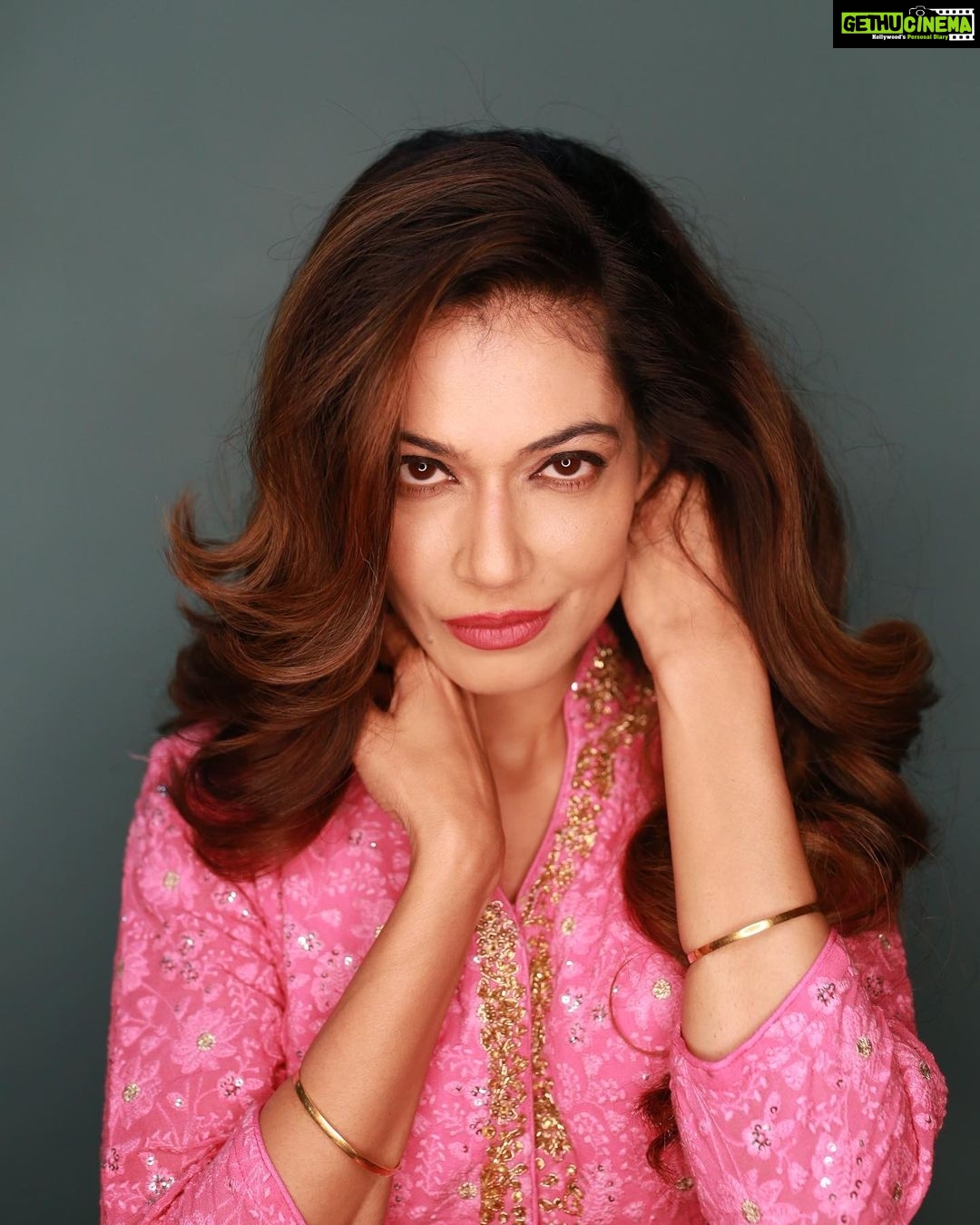 Payal Rohatgi Instagram - भारत के अंदर अगर कोई case दर्ज करता है कोई डॉक्टर के ख़िलाफ़ तो वो case जीतना काफ़ी मुश्किल है क्योंकि Medico Legal case जीतने के लिए वकील को डॉक्टर भी होना पड़ता है भारत के अंदर जो काफ़ी मुश्किल वाला criteria है। ये इसलिए कह रही हूँ क्योंकि Bharat के अंदर हम देख रहे हैं कि किस प्रकार से IMA और Baba Ramdev के बीच में झगड़ा हो रहा है और यहाँ पर Baba Ramdev को ग़लत साबित कर रहा है IMA का president जबकि Ramdev ने माफ़ी भी माँग ली है।अब IMA का जो president है उनकी सोच ईसाई धर्म का प्रचार करना है अस्पताल में और Covid महामारी में तो ये ग़लत है क्योंकि Bharat के अंदर ज़बरन धर्म परिवर्तन ग़लत है तो लोभ देके भी धर्म परिवर्तन करना ग़लत है। Acharya Balkrishna का एक tweet मैंने देखा जहाँ पर वो कांग्रिस के पहले प्रधानमंत्री Nehru और Edwina के रिश्ते के ऊपर comment कर रहे थे और ये भी कह रहे थे कि Nehru की मृत्यू AIDS की वजह से हुई और ये tweet उन्होंने 2018 में किया तो यहाँ पर इतना ही कहना है कि सच क्या है ये तो उस समय के लोग जानते हैं परंतु हमें कोशिश करनी चाहिए हम Covid महामारी का प्रयोग न करे hindu, muslim, isaai ये करने में। Sister BK Shivani के बोहोत lecture Sangram जी भी सुनते हैं और मैंने देखा है Vivek Oberoi के पिता जी Suresh Oberoi भी BK Shivani जी के साथ काफ़ी interaction करते हैं तो Sister Shivani जी का lecture सुनना IMA के facebook पर ये कोई ग़लत बात नहीं है ये उनकी निजी मर्ज़ी है परंतु president की विचारधारा ये ग़लत है जहाँ पर वो नौजवान doctors को धर्म परिवर्तन का लोभ देकर उन्हें career में आगे जाने का मार्गदर्शन बताते हैं। अब Rakhi Sawant जैसी औरत जिसके fans ke ऊपर मुझे comment नहीं करना वो cheap है कि sophisticated वो marathi है जन्म से मगर Jesus को follow करती है तो सबकी अपनी निजी मर्ज़ी से Bharat के अंदर कोई भी धर्म अपनाने का। वो मर्ज़ी को हम रोक नहीं सकते मगर ग़लत तरीक़े से किसी का धर्म परिवर्तन करवाना ये ग़लत है।