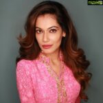 Payal Rohatgi Instagram - Indian Medical Association और Baba Ramdev के झगड़े के बारे में तो हम जान गए हैं। अब Indian Medical Association के president के ख़िलाफ़ Complaint दर्ज करी गई है क्योंकि वो ईसाई धर्म का प्रचार करते हैं अपने ओहदे का ग़ैर इस्तेमाल करके।यहाँ पर ये ख़बर भी बाहर आयी है कि कैसे Indian Medical Association बोहोत सारे निजी ज़िंदगी के प्रदार्थ का प्रचार करता है ख़ुद के logo को लगाकर और ये ग़लत है क्योंकि यहाँ पर वो पैसे लेता है अपना logo इन पदार्थ के ऊपर लगाने के लिए। मुझे जानना है कि ऐसा क्यों करता है IMA जो एक private body है एलोपैथी doctors की और वो क्यों पैसे लेते हैं कोई भी product को अपना logo देने के लिए ?? क्या criteria है अपना logo देने के लिए इन products को ? ये भी जानना ज़रूरी है क्योंकि यहाँ पर बहुत सारे लोग doctors को bhagwan का दर्जा देते हैं और हमें उस बात की अहमियत रखते हुए Doctors से ये सवाल पूछने का हक़ है🙏 #payalrohatgi