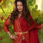 Payal Rohatgi Instagram - Baba ramdev ने अपना बयान वापस ले लिया वो बयान जहाँ पर वो allopathy doctors को बेवक़ूफ़ कह रहे थे। उन्होंने कहा है कि सभी विज्ञानो को हमें सम्मान देना चाहिए जो सही बात है। Mughal Raj से बोहोत सारा वैदिक ज्ञान Bharat से ख़त्म हो गया क्योंकि उन्होंने बहुत कुछ जला दिया अपने धर्म परिवर्तन वाले में राज में। आज की तारीख़ में Indian Medical Association के president Dr. Jayalal का बयान कि Jesus करोना ख़त्म करेंगे दिखाता है कि कहीं न कहीं corona को ईसाई धर्म परिवर्तन के लिए प्रयोग किया जा रहा है जो ग़लत है। बहुत सारे allopathy के doctors ने ayurveda का काफ़ी मज़ाक उड़ाया है। मैं सभी doctors को ये कहना चाहती हूँ कि आप सबके विज्ञान का मैं सम्मान करती हूँ और आप सभी डॉक्टरों को एक जुट होकर मरीज़ों को बचाना चाहिए क्योंकि मरीज़ भगवान के बाद doctors को वो दर्जा देते हैं। तो वो सोच को मद्देनज़र रखते हुए आप सभी को इंसानियत के नाते एक दूसरे की भावनाओं को और एक दूसरे के विज्ञान को सम्मान देना चाहिए। #payalrohatgi