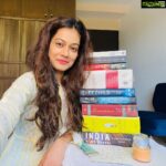Payal Rohatgi Instagram - हमने इंफॉर्मेशन पड़ी है social media पर की BJP के minister और नेताओं ने कहा है कि congress ने एक टूलकिट बनायी जिस टूलकिट में वो Modi Sarkar को target करना चाहते थे Covid महामारी के नाम से। इस टूलकिट में अनगिनत नामों का प्रयोग किया गया था जिसे trend करना था Twitter पर भाजपा के नेताओं को target करने के लिए और कुंभ मेला को साबित करना था Covid का super spreader। अब ये जो ख़बर भाजपा के नेता Smriti Irani, Sambit Patra और JP Nadda जी के account से share हुई इसे congress के नेता fake news कह रहे हैं और इल्ज़ाम लगा रहे हैं कि भाजपा जानबूझ के communal disharmony फ़ेलाना चाहता है। मैं इतना कहना चाहती हूँ कि सच तो थोड़े समय में बाहर आ जाएगा कि क्या ये fake news थी या सही परंतु हमें आज के ज़माने में social media पर जो ख़बर share की जाती है उस पर जल्दी react नहीं करना चाहिए, कुछ घंटों के बाद कुछ दिनों के बाद उस ख़बर को सही माननी चाहिए चाहे वो verified account से ही क्यों नहीं share करी गई हो और इस fake news से लोगों के अंदर panic create हो सकता है जो ग़लत है। कोई भी ख़बर जो Twitter पर या social media पर share की जा रही है उस पर आप जल्दी react मत करिए क्योंकि बड़े बड़े लोग fake news के victim बन रहे हैं। ये देख मैं बहुत ख़ुश हूँ कि मेरा Twitter उड़ गया कम से कम मैं news पर कुछ घंटों के बाद react कर पा रही हूँ जो मुझे उस ख़बर ke ऊपर ओर सच्चाई देता है। #PayalRohatgi