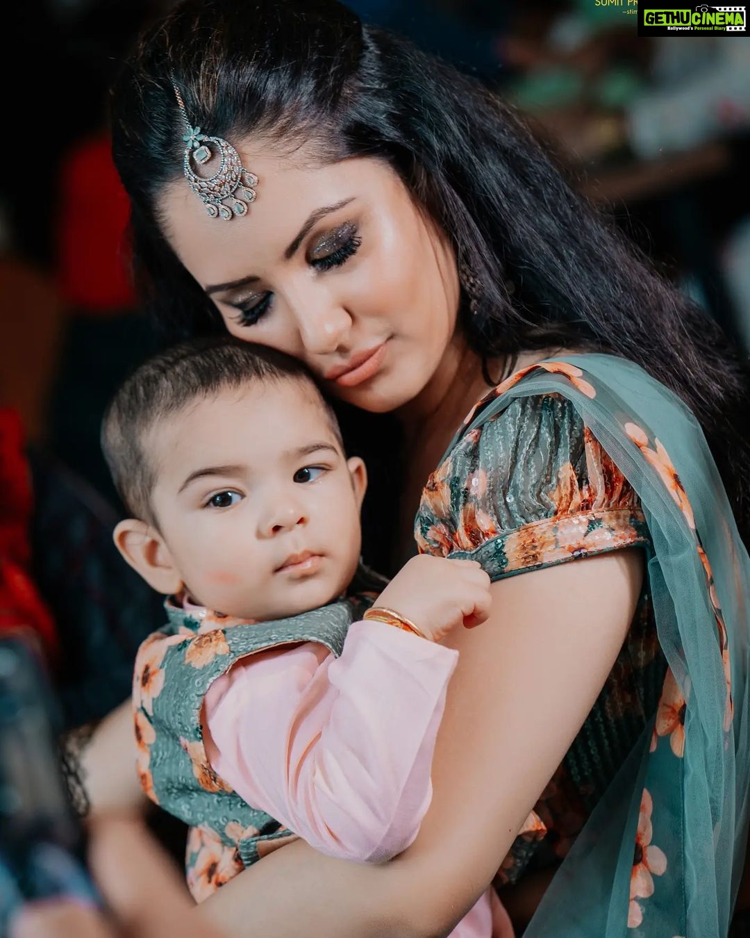 Pooja Bose Instagram - Few pics from my mehendi, when the only time I was twinning with my baby and a big thank you to @the_adhya_designer for making it possible. Loved the color and the floral print u chose for us. We 3 are wearing @the_adhya_designer Hair by @hairbymousami Pic credit @sumit.productions