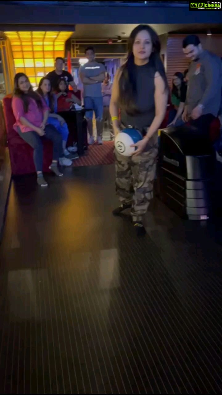 Pooja Bose Instagram - That's how u bowl @gaurav_richboyz @thegamepalacio #reelsinstagram #reels #reelitfeelit thanks for recording hubby @kunalrverma