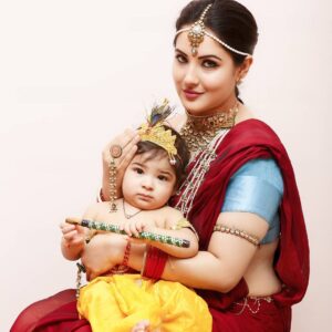 Pooja Bose Instagram - Mai aur mera natkhat kanhaiyaa
Shubh janmashtami aap sabhi ko🙏🙏
@kunalrverma 
Pic credit @bbhupi25