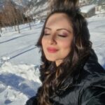 Pooja Bose Instagram - My 1st shoot in snow Will be remembered as the most difficult yet memorable one #kashmir Kashmir Paradise on Earth