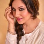 Pooja Bose Instagram - Light up ur Monday 💡💡😊 📸 @akshay_26 @urzaan_mua