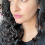 Pooja Kumar Instagram – Finally tried to get some curls back in my hair. Pregnancy and post partum really changes the hair. It’s all good. Part of the journey of life. :) #hairstyles #hair #actress #global #india #america #tamil #telugu