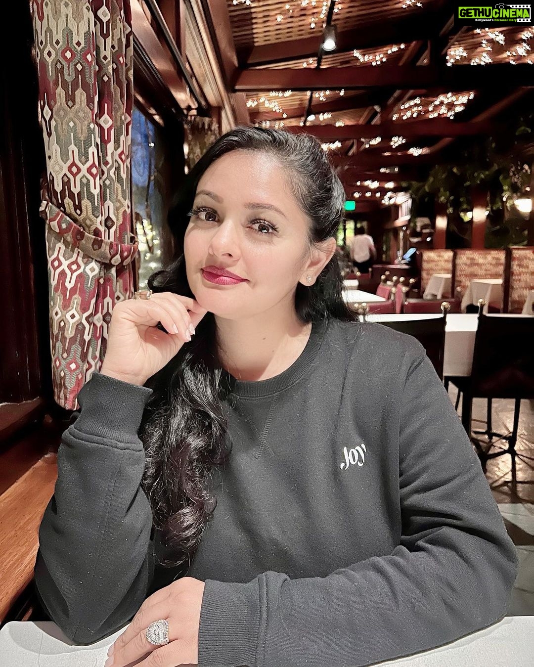 Pooja Kumar Instagram - Have you been to @shadowbrook_restaurant in Santa Cruz, California ? Well you must go and enjoy the salmon, that’s if you are a fishatarian!! Lol! But really the ambiance is exquisite and the food is devourable and the desert is heavenly. #food #seafood #california #america #global @withjoy