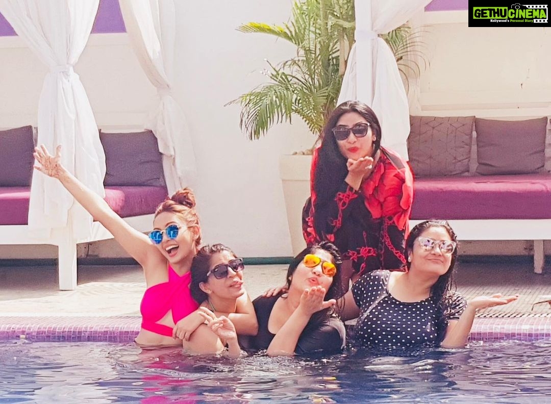 Pooja Salvi Instagram - With my girls 💞🌊🏊🏻♀️👙👓 The Park Calangute Goa