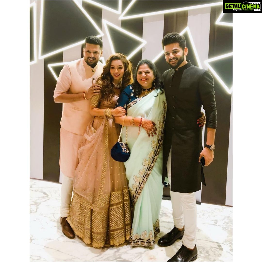 Pooja Salvi Instagram - #famjam #sangeetnight #krishwedsneha