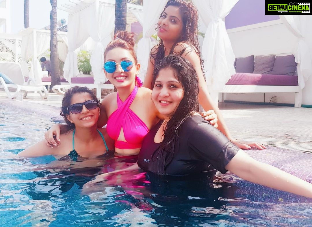 Pooja Salvi Instagram - With my girls 💞🌊🏊🏻♀️👙👓 The Park Calangute Goa