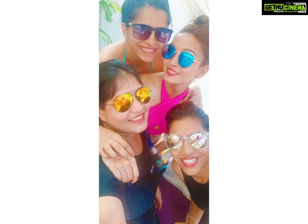 Pooja Salvi Instagram - With my girls 💞🌊🏊🏻♀️👙👓 The Park Calangute Goa