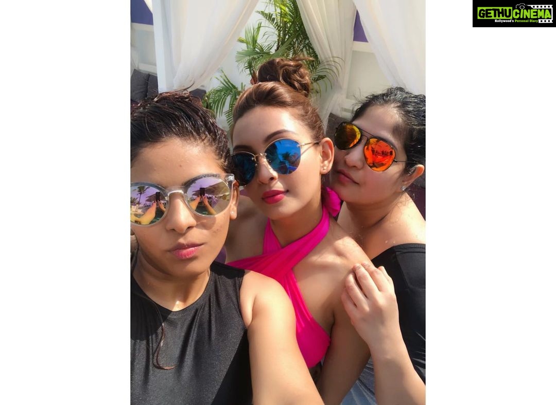 Pooja Salvi Instagram - With my girls 💞🌊🏊🏻♀️👙👓 The Park Calangute Goa