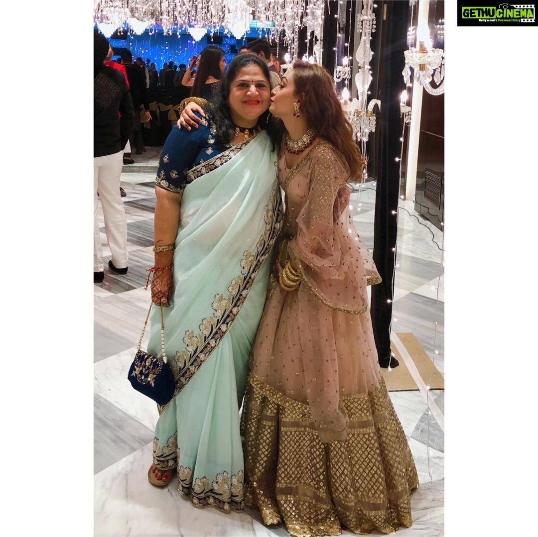Pooja Salvi Instagram - #famjam #sangeetnight #krishwedsneha