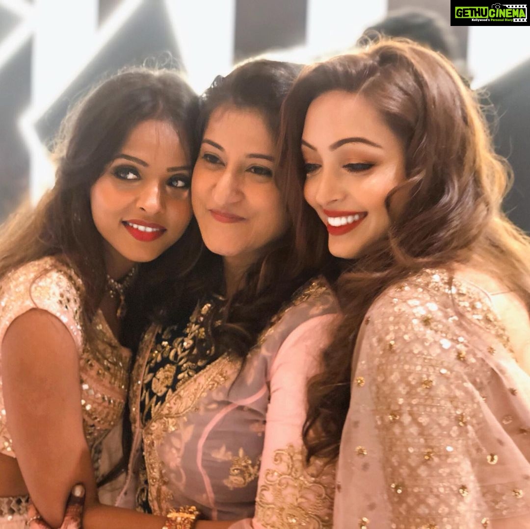 Pooja Salvi Instagram - #famjam #sangeetnight #krishwedsneha