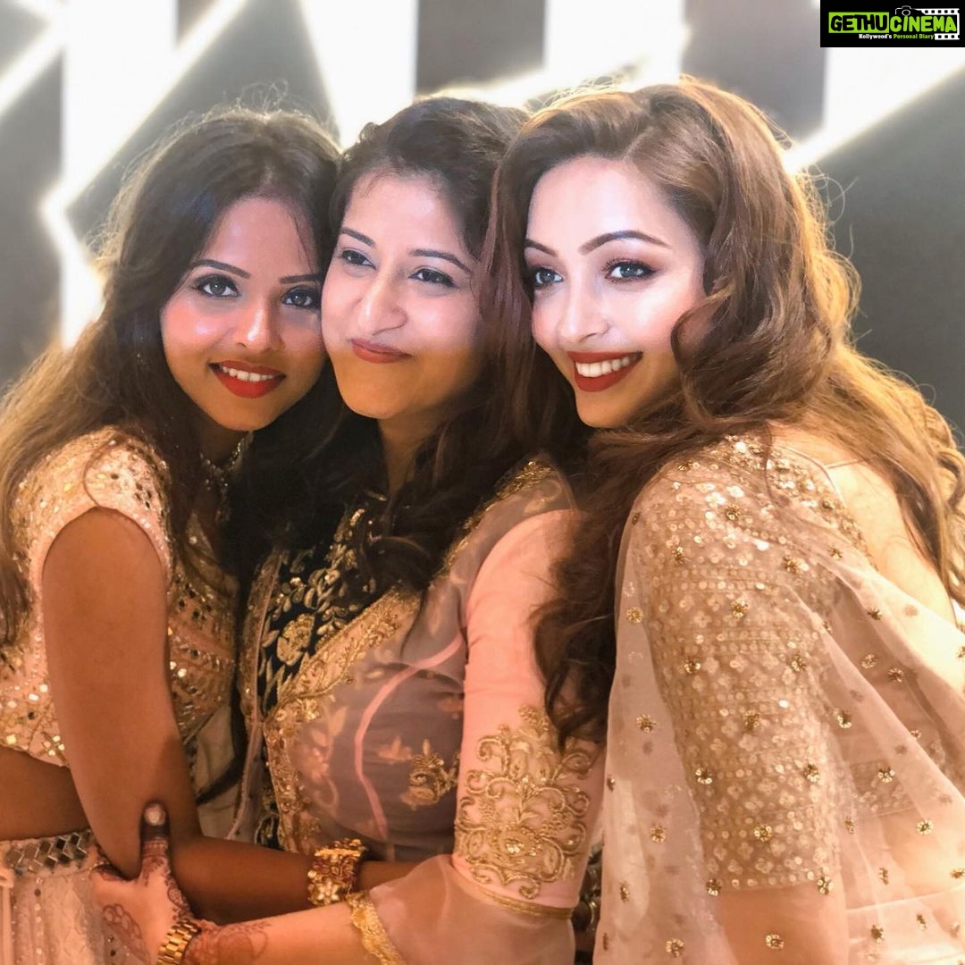 Pooja Salvi Instagram - #famjam #sangeetnight #krishwedsneha