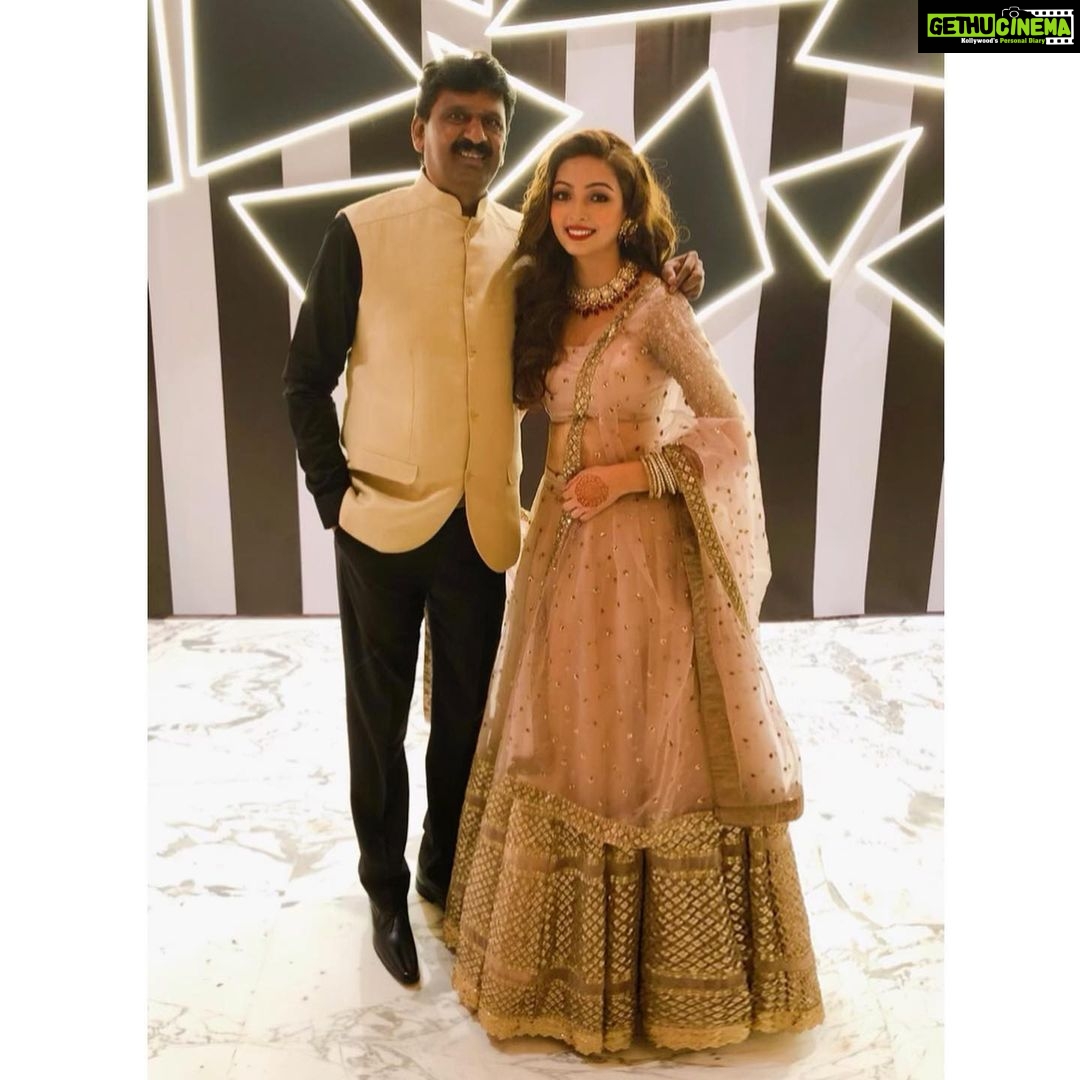 Pooja Salvi Instagram - #famjam #sangeetnight #krishwedsneha