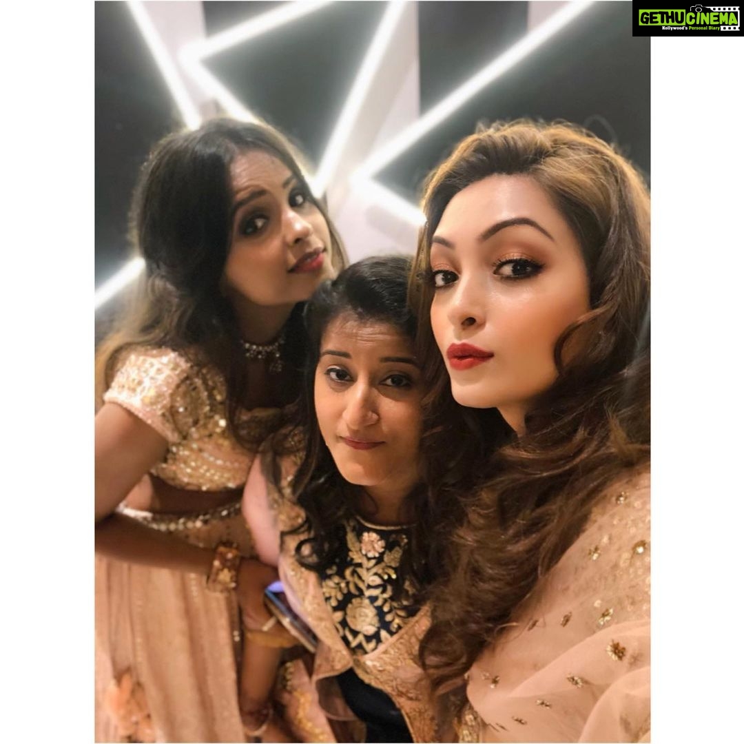 Pooja Salvi Instagram - #famjam #sangeetnight #krishwedsneha